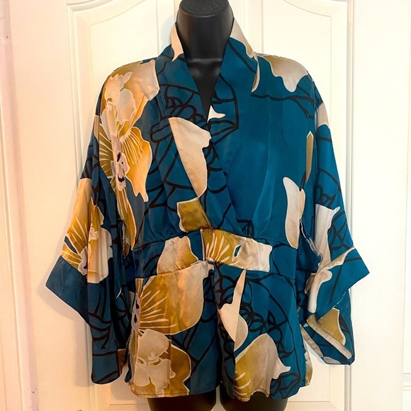 “SOMA” Intimates Luxe Silk Floral Kimono - Picture 4 of 15